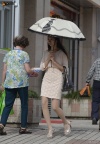 伞下迷人的身姿，肉丝美腿高跟少妇 !